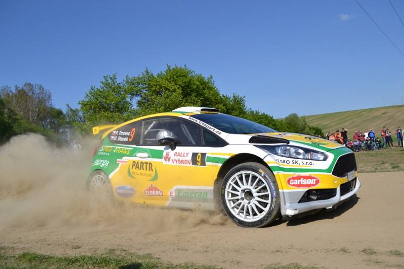 Cenné vítězství si v sobotním druhém podniku RI Okna rallysprint série - Rally Vyškov připsala posádka Martin Vlček se spolujezdkyní Jindřiškou Žákovou. O vítězi rozhodla až smolná havárie do té doby vedoucího Romana Odložilíka dvě rychlostní zkoušky před