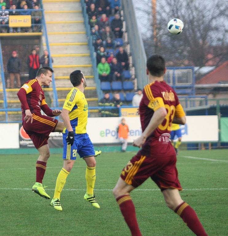 Prvoligoví fotbalisté Fastavu Zlín (ve žlutém) v 15. kole nejvyšší soutěže doma hostili pražskou Duklu. Na snímku Harba.