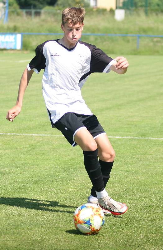 Fotbalisté Vizovic (v bílém) zaskočili v nedělním 24. kole domácí rezervu Fryštáku, kterou porazili 3:1.