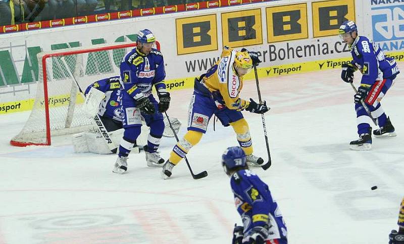 Před brankou Komety tečuje Bedřich Köhler.