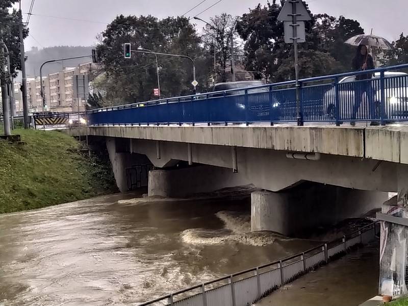 Rozvodněná Dřevnice s podjezdem na Cigánově