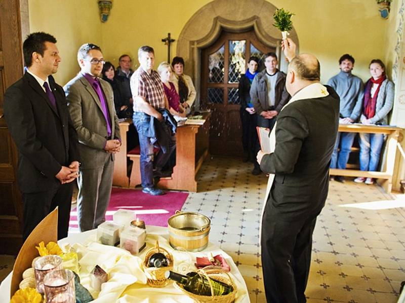 Při výročí znovuotevření hotelu Augustiniánský dům v Luhačovicích posvětil farář Hubert Wojcik (na snímku) svíce, olej a víno v hotelové kapli Panny Marie. 