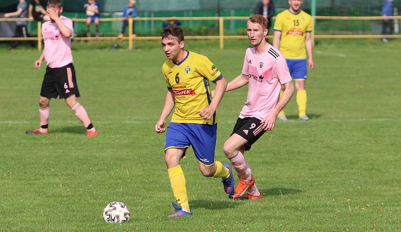 Fotbalisté Malenovic (růžové dresy) ve 21. kole I. B třídy sk. C remizovali se Starým Městem 3:3.