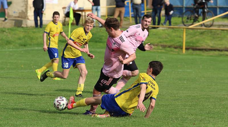 Fotbalisté Malenovic (růžové dresy) ve 21. kole I. B třídy sk. C remizovali se Starým Městem 3:3.