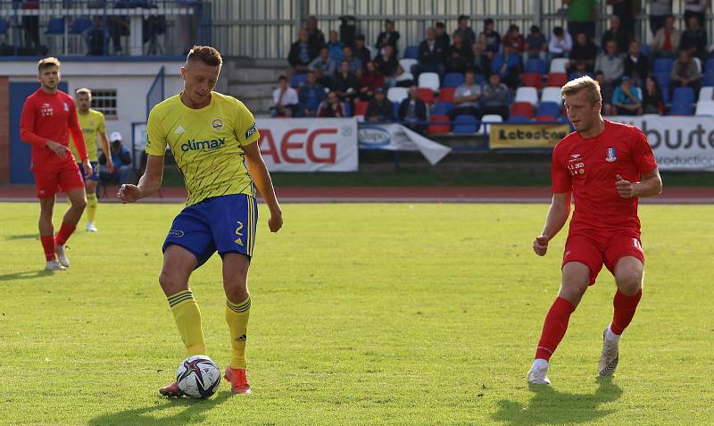 Fotbalisté Fastavu Zlín (ve žlutých dresech) se ve středu odpoledne představili v rámci Mol Cupu v Blansku.