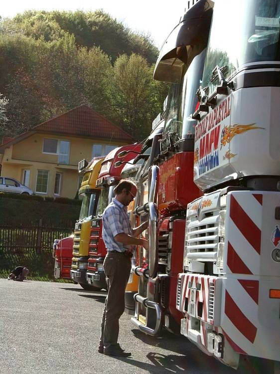 KRÁLOVÉ DÁLNIC. Do Březůvek dorazilo jedenáct řidičů se svými kamiony.