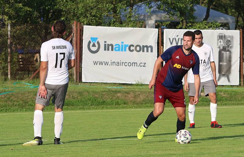 Fotbalisté Štípy (v tmavých dresech) porazili Hvozdnou jednoznačně 5:0.