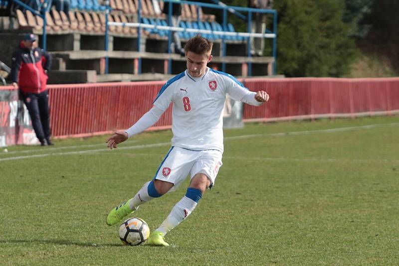 Otrokovičtí fotbalisté (v červených dresech) v generálce na jarní část MSFL podlehli české reprezentaci do devatenácti let 1:2.