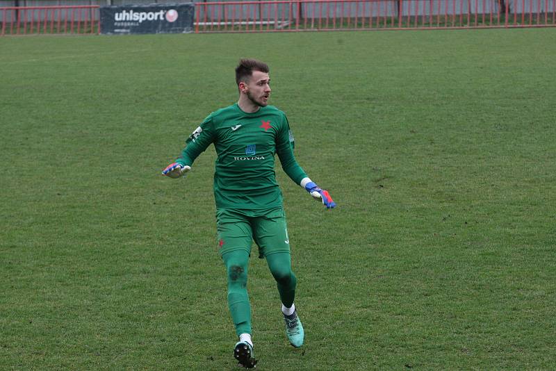 Fotbalisté Otrokovic (modré dresy) ve 22. kola MSFL i bez vyloučeného Kišky zdolali vedoucí Kroměříž 2:1.