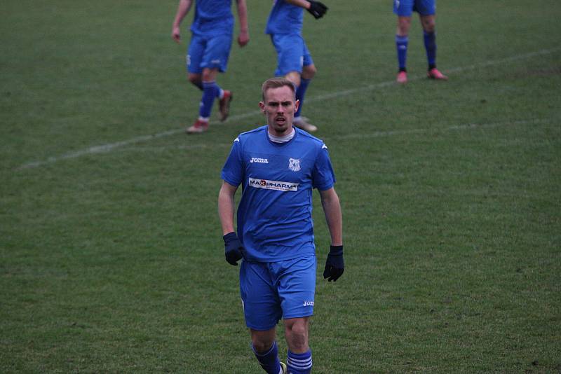 Fotbalisté Otrokovic (modré dresy) ve 22. kola MSFL i bez vyloučeného Kišky zdolali vedoucí Kroměříž 2:1.