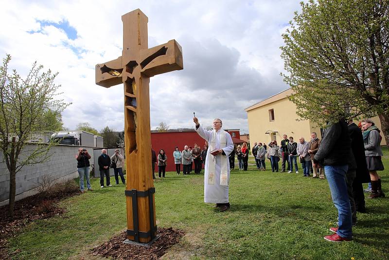 Žehnání kříže v  azylovém domě  Samaritán v Otrokovicích.