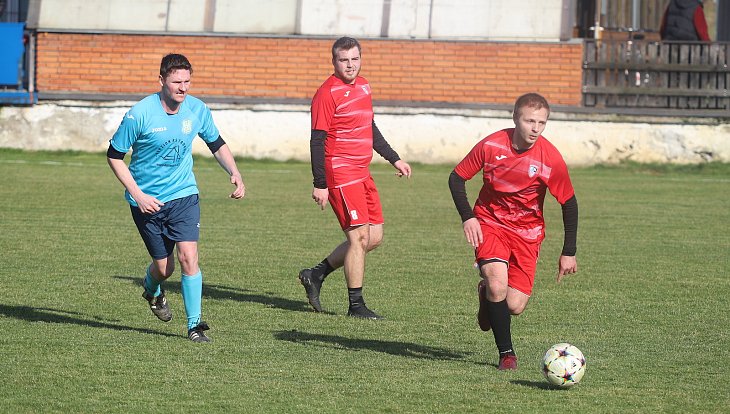 Fotbalisté Lužkovic (červené dresy) přehráli druhou Veselou. Ilustrační foto.