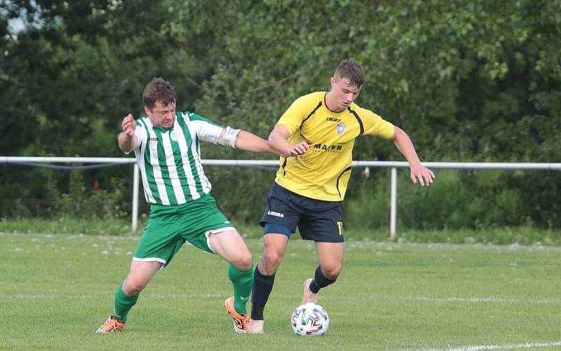 Fotbalisté Újezdu (ve žlutých dresech) zdolali Vysoké Pole 4:2 a před letní pauzou zůstali v čele Ligy4.