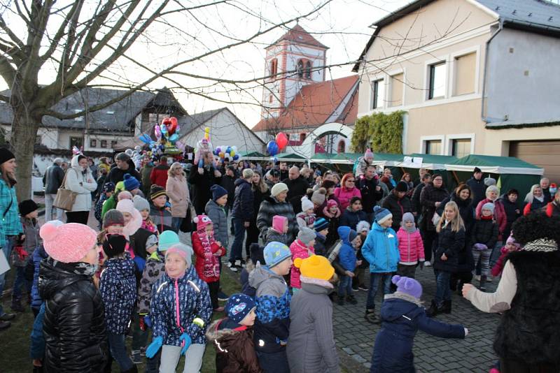 V Tlumačově rozsvítili vánoční stromek. Předtím si užili adventní jarmark