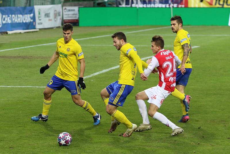 Fotbalisté Zlína (ve žlutých dresech)  ve 13. kole FORTUNA:LIGY remizovali s Pardubicemi 0:0.