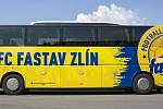 Fotbalisté ligového Zlína se pyšní autobusem v tradičním klubových barvách