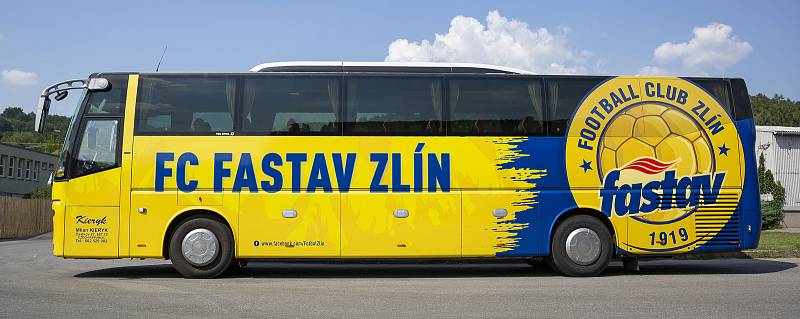 Fotbalisté ligového Zlína se pyšní autobusem v tradičním klubových barvách