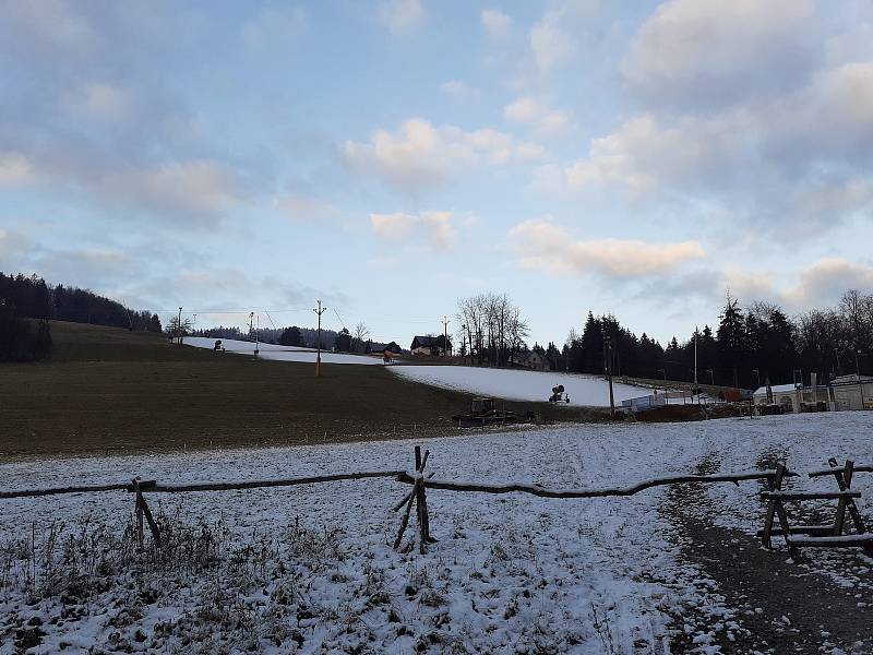 Skiareály ve Zlínském kraji praskaly o víkendu ve švech. Přesto si lidé zimní radovánky užili. Skiareál Trnava na Zlínsku.