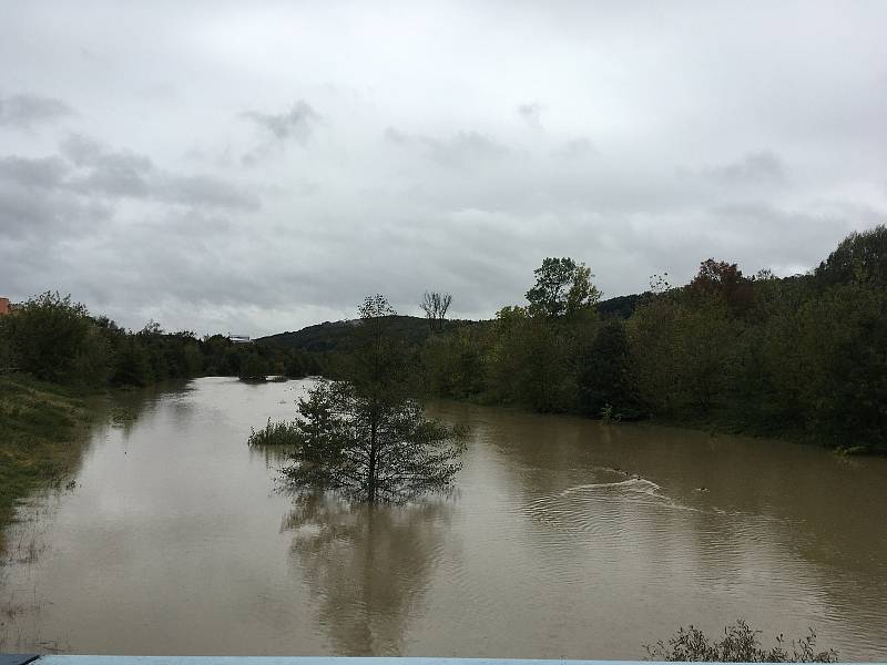 Vytrvalý déšť ve Zlínském kraji zaplavil cesty, zvedl hladiny řek.Řeka Morava Otrokovice.
