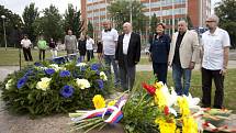 Aktivisté a členové několika menších politických stran vytvořili 12. července symbolické srdce kolem pomníku bratrů Baťových ve Zlíně, aby uctili památku podnikatele Tomáše Bati. Od jeho tragického úmrtí uplynulo 81 let.