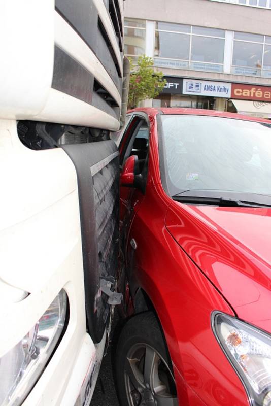 Dopravní nehoda v centru Zlína- srážka osobního vozu a tahače kamionu se obešla bez zranění.