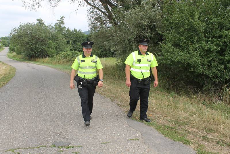 Na zákaz vstupu a lovu v nákazové zóně kvůli africkému moru prasat dohlížejí na Zlínsku policisté.  Za porušení zákazu hrozí lidem pokuta až do výši 20 tisíc korun. Snímek je z Lukova.