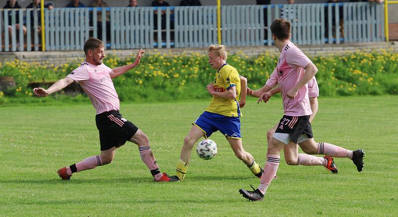 Fotbalisté Malenovic (růžové dresy) ve 21. kole I. B třídy sk. C remizovali se Starým Městem 3:3.