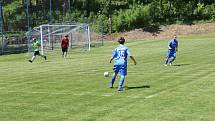 Fotbalisté Jasenné (modré dresy) smetli mužstvo Slopné 5:0.