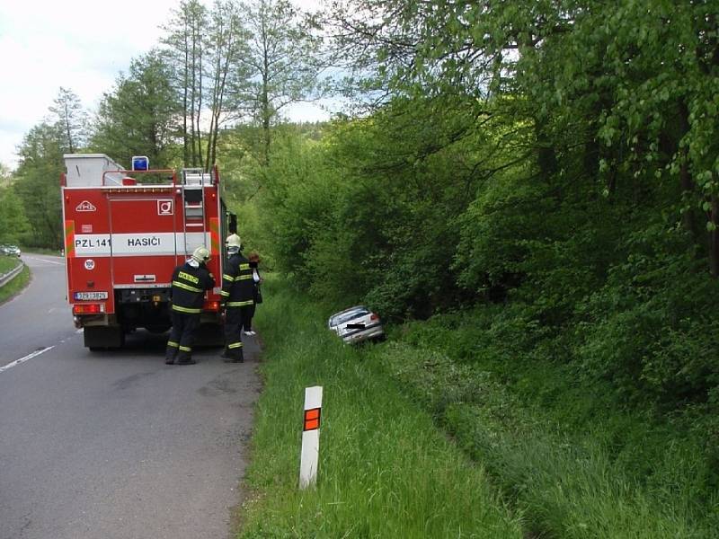 Peugeot skončil v propusti pod silnicí