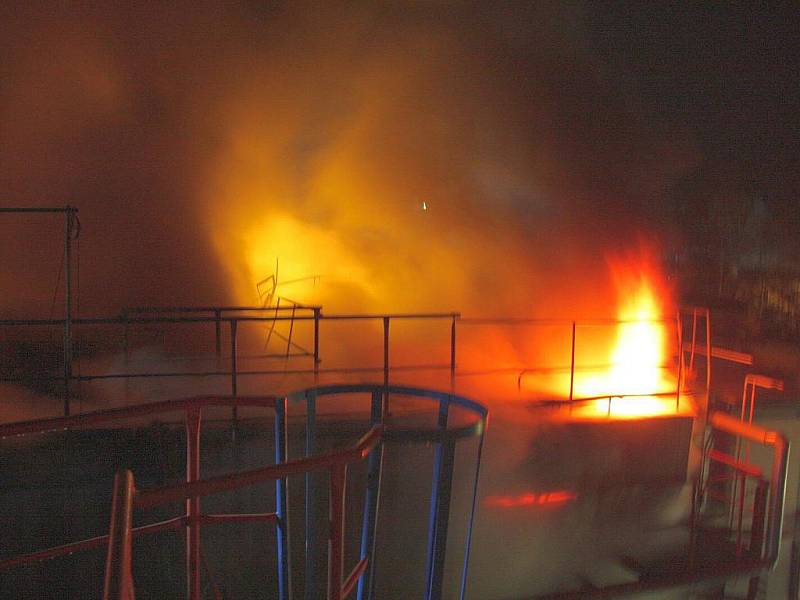 Rozsáhlý požár ve výrobě chemikálií v Otrokovicích.