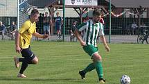 Fotbalisté Újezdu (ve žlutých dresech) zdolali Vysoké Pole 4:2 a před letní pauzou zůstali v čele Ligy4.