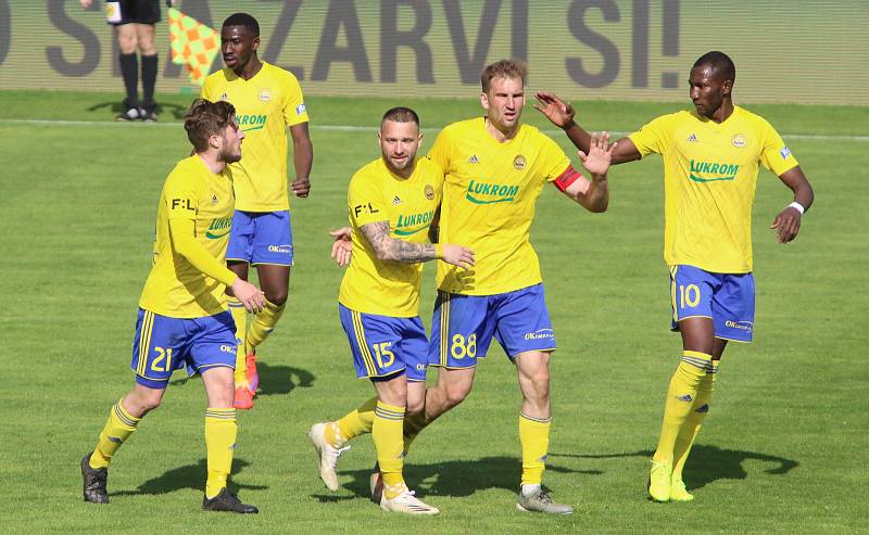 Fotbalisté Zlína (žluté dresy) ve 31. kole FORTUNA:LIGY remizovali s poslední Opavou 1:1.