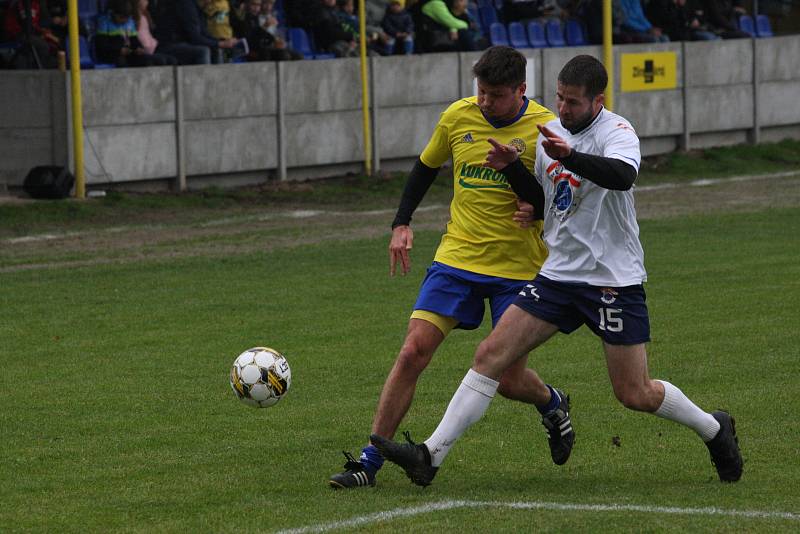 Fotbalisté Malenovic oslavili výročí devadesáti let od založení zápasem proti staré gardě Zlína. V sobotu navíc otevřeli novou tribunu.