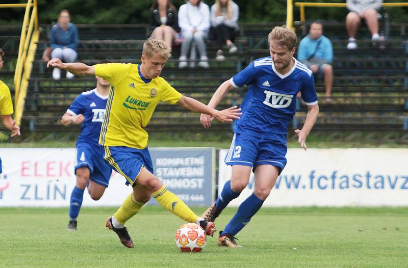 Fotbalisté Slavičína (v modrých dresech) na úvod přípravy zvítězili na Vršavě se Zlínem B 2:1