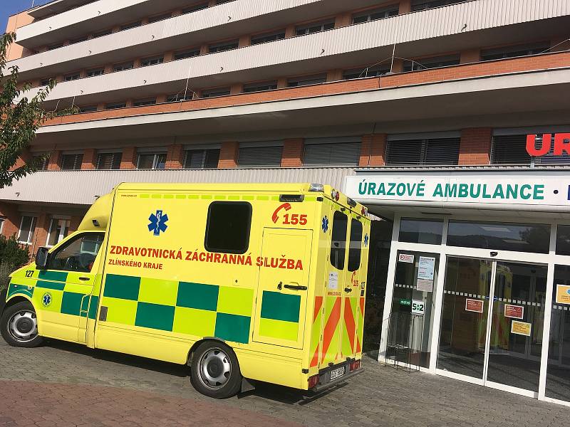 Ve zlínské KNTB bojují proti covidu s nasazením i dobrou náladou. Ambulance však zejí prázdnotou. Lidé se v době pandemie bojí chodit na vyšetření.