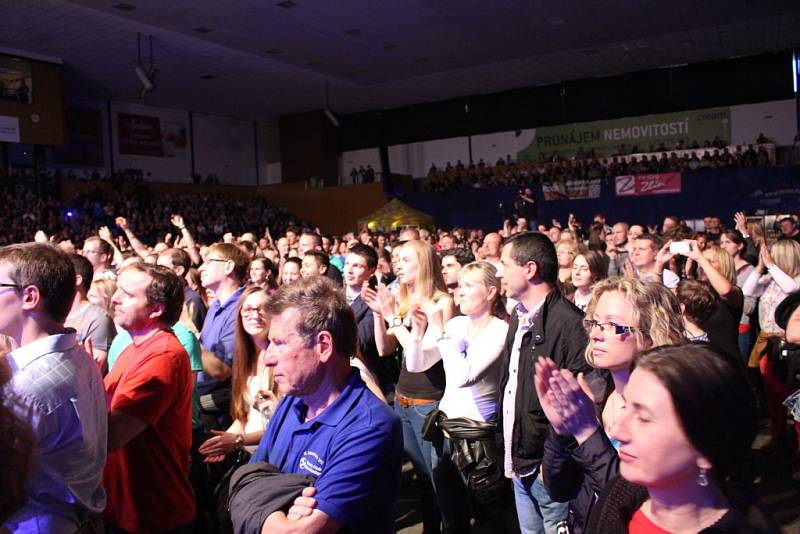 Slavné rockové pecky v podání Filharmonie Bohuslava Martinů byly lákadlo. Kongresové centrum kapacitně  nes­tačilo, a tak se koncert přestěhoval do sportovní haly.  