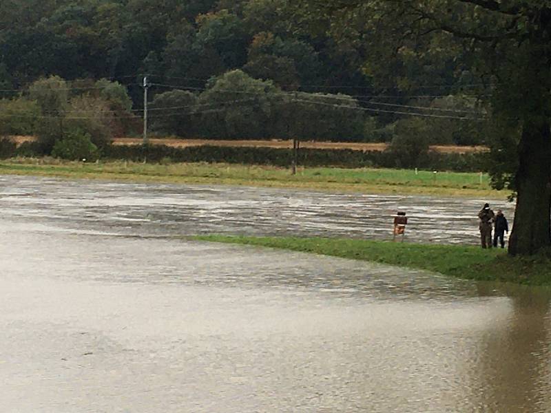 Vytrvalý déšť ve Zlínském kraji zaplavil cesty, zvedl hladiny řek.Řeka Morava nedaleko přístavu Otrokovice.