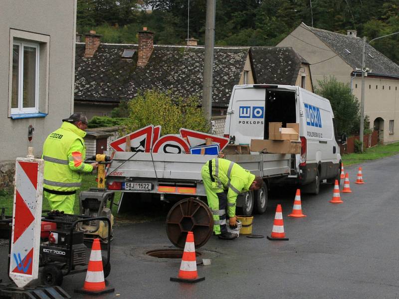 Kompletní oprava deseti poklopů v části Slavoňov trvala pouhé tři dny v části Slavoňov trvala pouhé tři dny