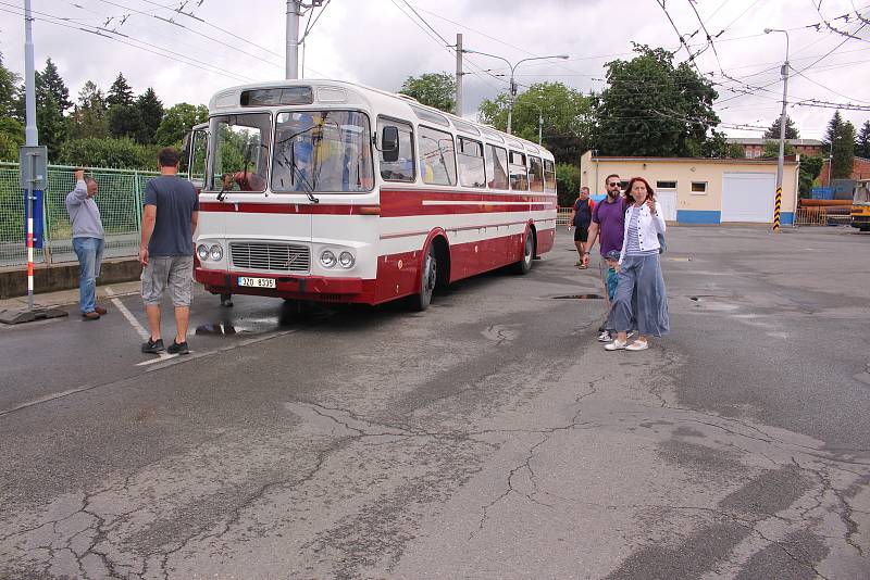 Tisícovky návštěvníků si v sobotu ve Zlíně užily Dne otevřených dveří Dopravní společnosti Zlín-Otrokovice (DSZO). Letos již po třinácté. Novinkou bylo deštivé počasí, to ale nikomu nevadilo.