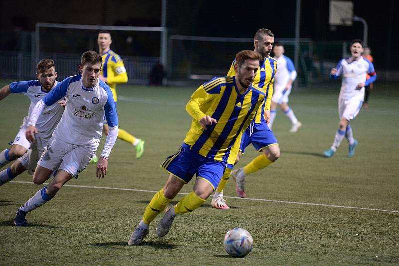 Divizní fotbalisté Baťova (ve žlutém) ve 14. kole, úvodním jarním, doma remizovali s Přerovem 1:1.