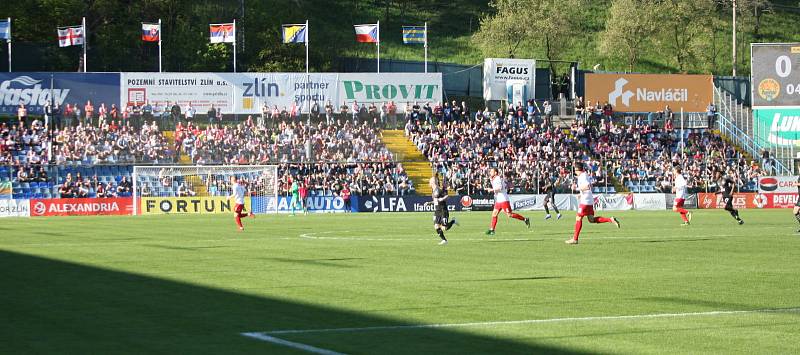 Fotbalisté Fastavu Zlín v retro dresech (bílo červené) u příležitosti oslav 100. let založení klubvu ve 29. kole doma hostili pražskou Slavii.