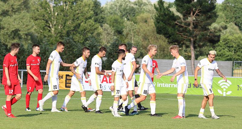 Fotbalisté Zlína (bílé dresy) v Lanžhotě zvítězili 2:0.