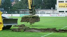 Loučení s pažitem. Bagrování fotbalového stadionu na Letné. 