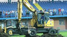 Loučení s pažitem. Bagrování fotbalového stadionu na Letné. 