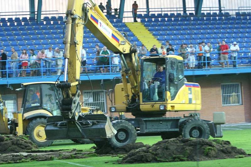 Loučení s pažitem. Bagrování fotbalového stadionu na Letné. 