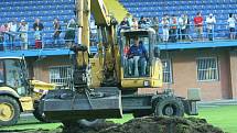 Loučení s pažitem. Bagrování fotbalového stadionu na Letné. 