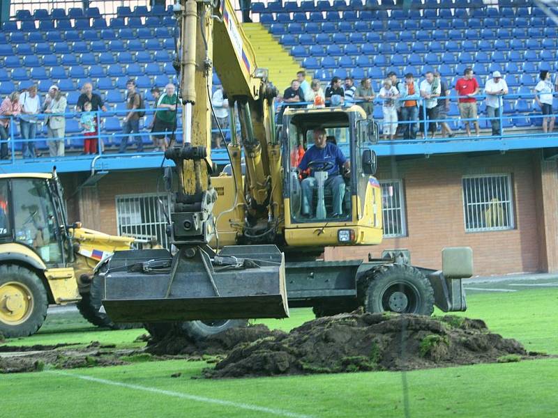 Loučení s pažitem. Bagrování fotbalového stadionu na Letné. 