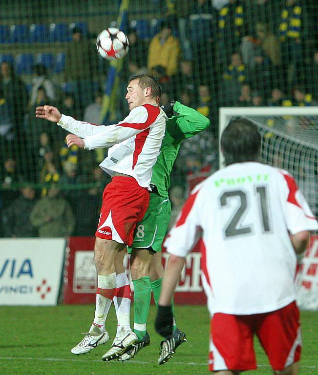 Druholigoví fotbalisté Zlína (v bílém) v 18. kole porazili Hlučín 2:0.