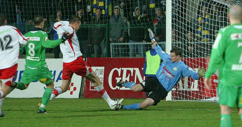 Druholigoví fotbalisté Zlína (v bílém) v 18. kole porazili Hlučín 2:0.