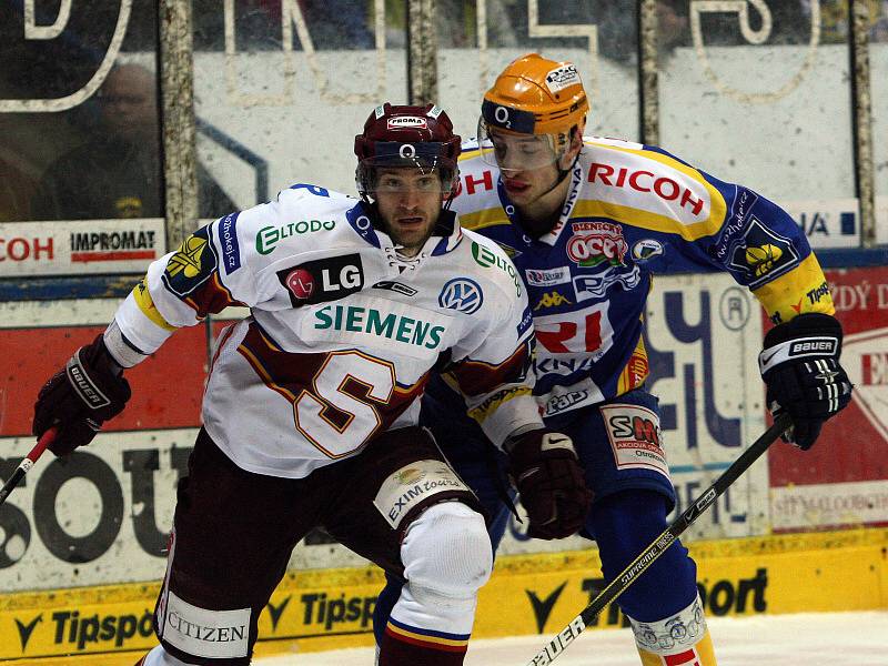 Hokejové play-off Zlín (v modrožlutém) - Sparta.